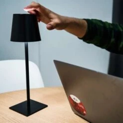 Elegante Lampada Led Da Tavolo Nera Funzionamento Touch 3 Luminosita'