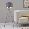 Nova Lampada Moderna Con Base A 3 Piedi In Metallo E Paralume In Tessuto Vari Colori Dimensioni : Grigio 2 Nova Lampada Moderna Con Base A 3 Piedi In Metallo E Paralume In Tessuto Vari Colori Dimensioni : Grigio -Offerta economica OSRAM || Paulmann || ATMOSPHERA 94576856 1